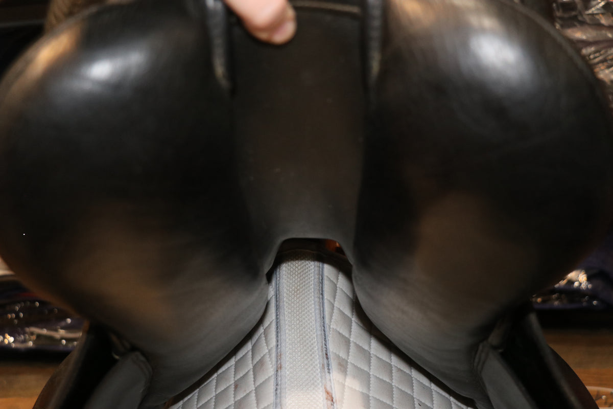 Stubben Stubben Genesis Deluxe Dressage Saddle – 17” seat - USED