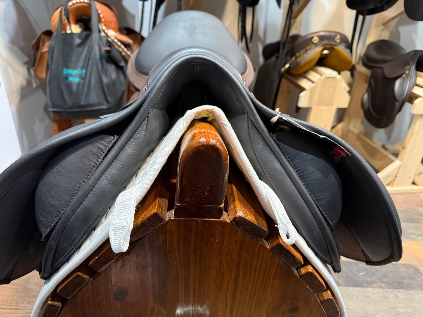 Black Country Solare Jump Saddle – 17.5”  MW - DEMO